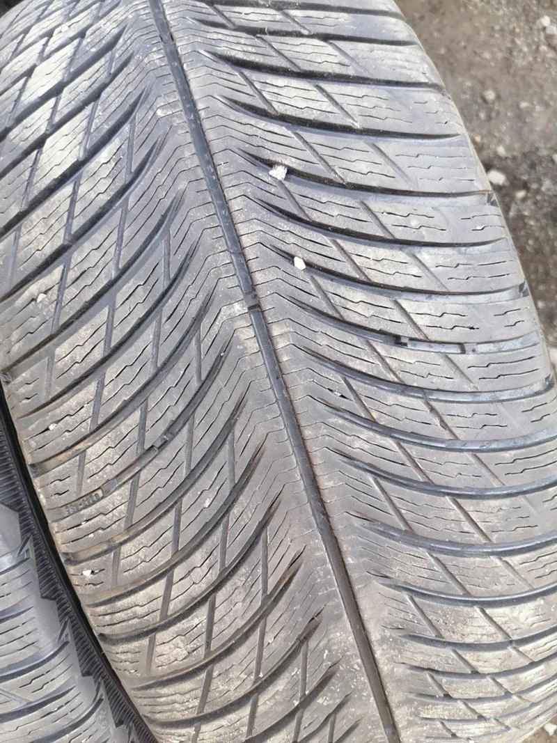 Гуми Зимни 225/45R18, снимка 2 - Гуми и джанти - 32079926