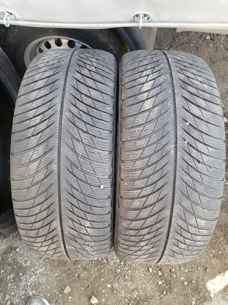 Гуми Зимни 225/45R18, снимка 1 - Гуми и джанти - 32079926