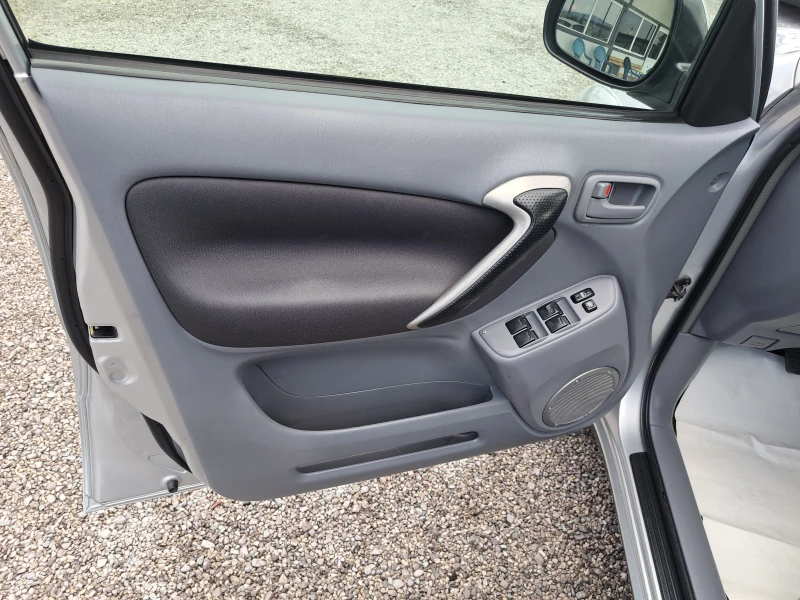 Toyota Rav4 2.0 d4d, снимка 12 - Автомобили и джипове - 46378834