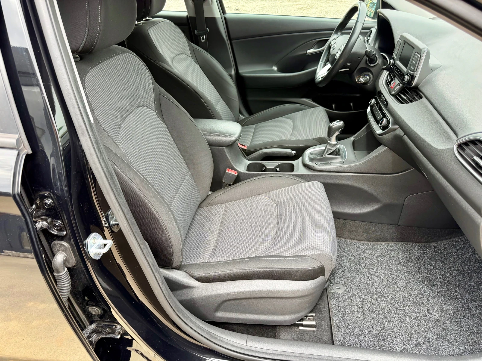 Hyundai I30 1.4 MPI* LED, снимка 12 - Автомобили и джипове - 54205312