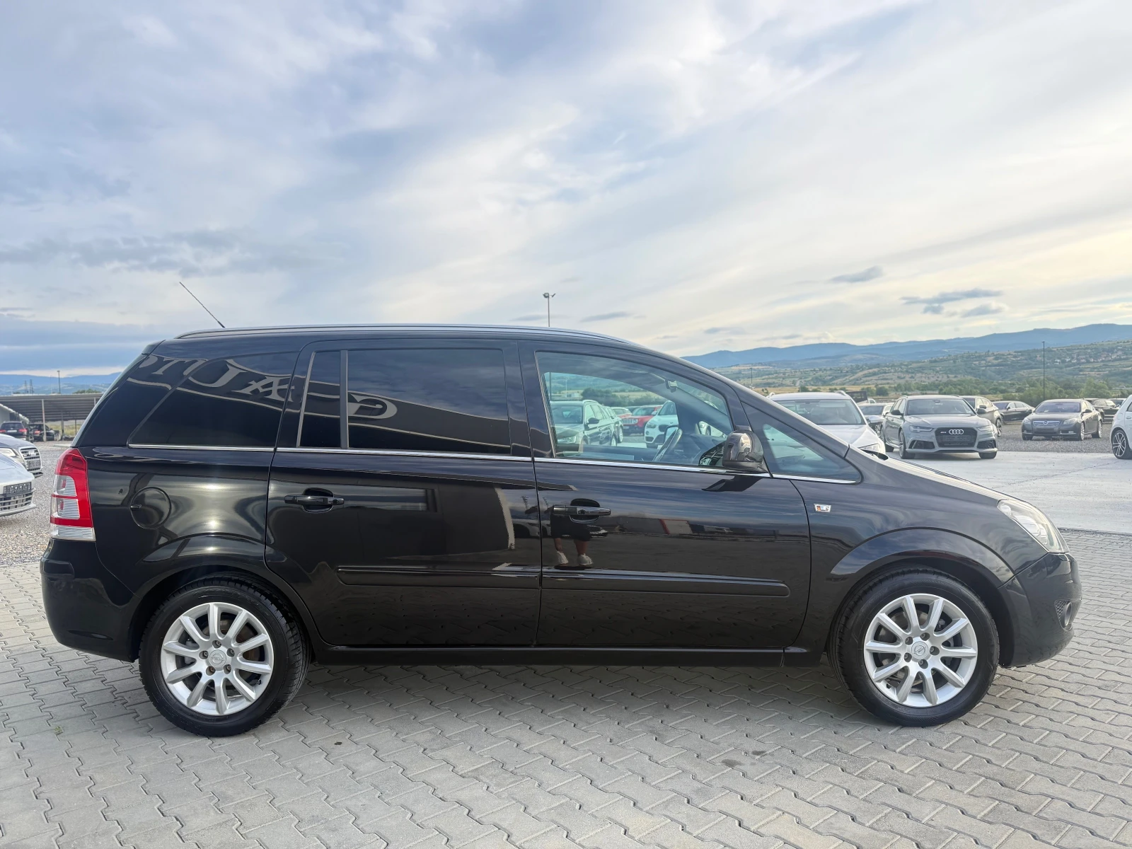 Opel Zafira 1.6 i 7 mesta СОБСТВЕН ЛИЗИНГ !!!, снимка 4 - Автомобили и джипове - 54941316