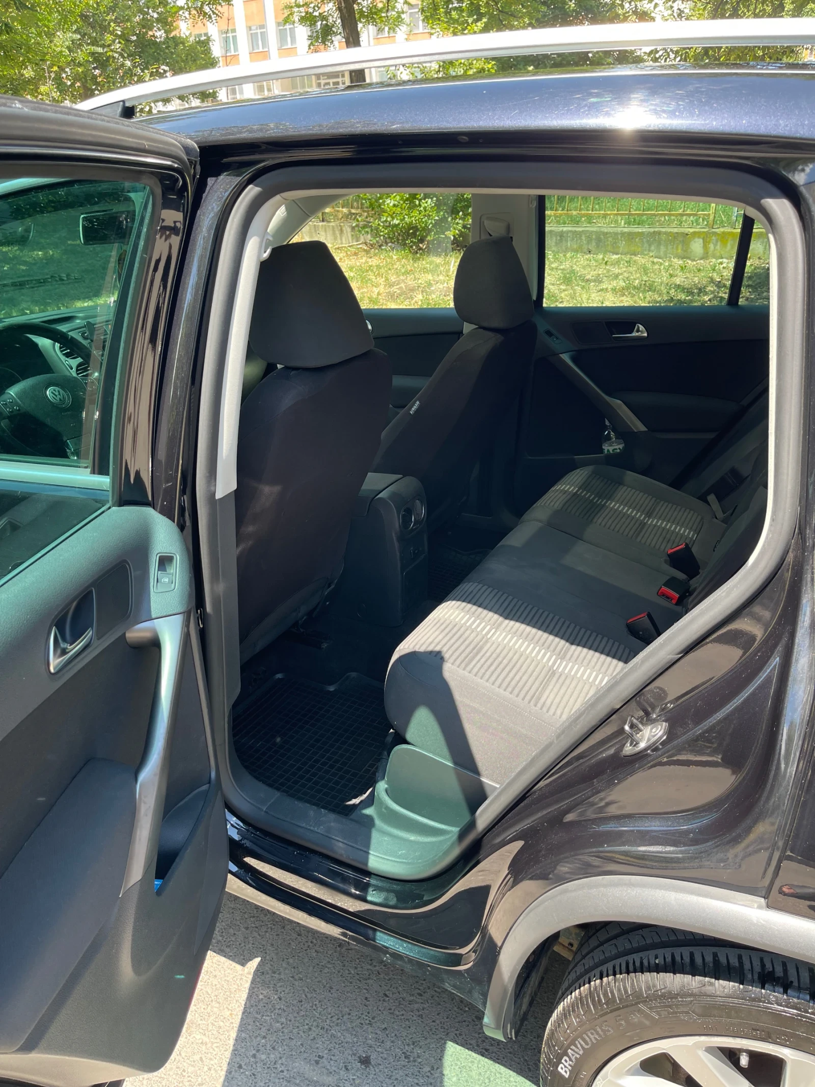 VW Tiguan 2.0 TDI R Line, снимка 9 - Автомобили и джипове - 54648669