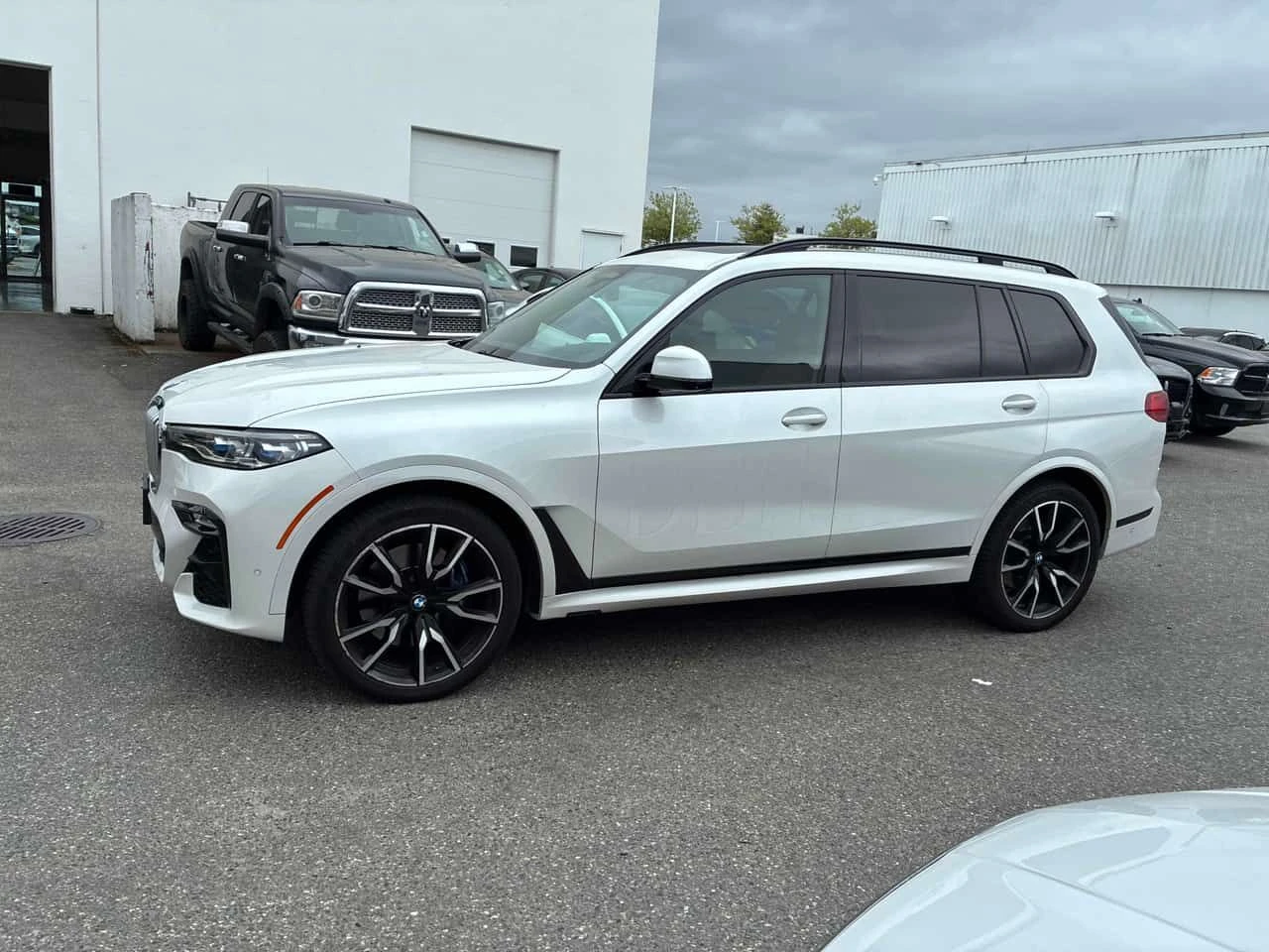 BMW X7 xDrive40i/LASER/ОБДУХВАНЕ/ПАНОРАМА/ДИСТРОНИК/360, снимка 3 - Автомобили и джипове - 54655731