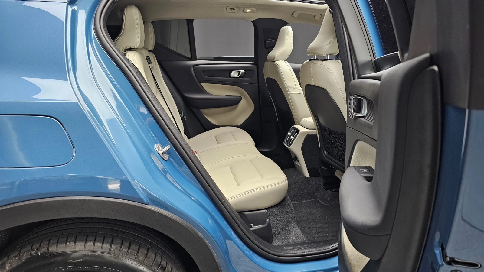 Volvo XC40 2.0 B4 Ultimate Bright , снимка 11 - Автомобили и джипове - 55664090