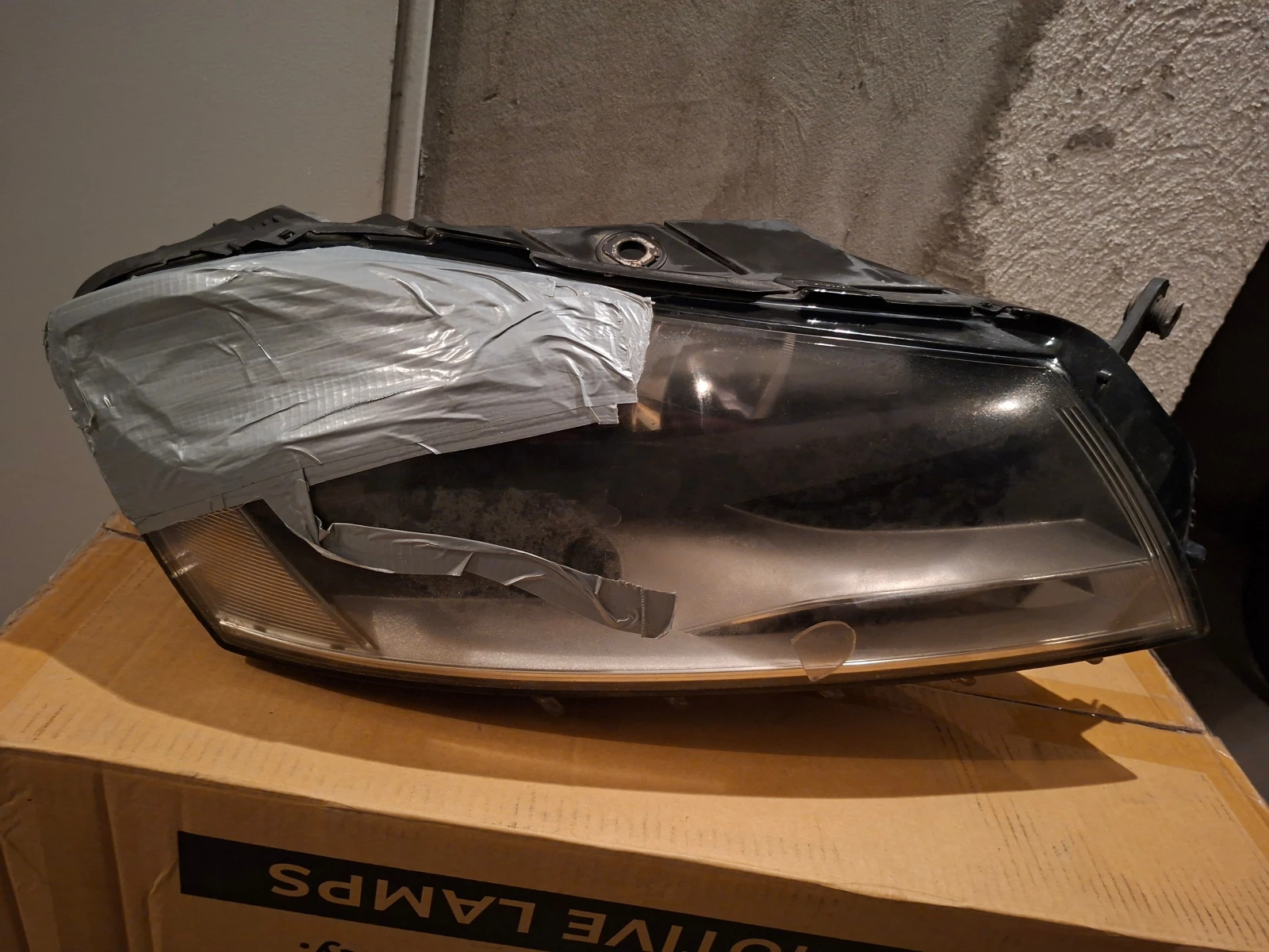 Оригинален фар Фолксваген Пасат Б7 Комби/ VW Passat B7 десен, повреден