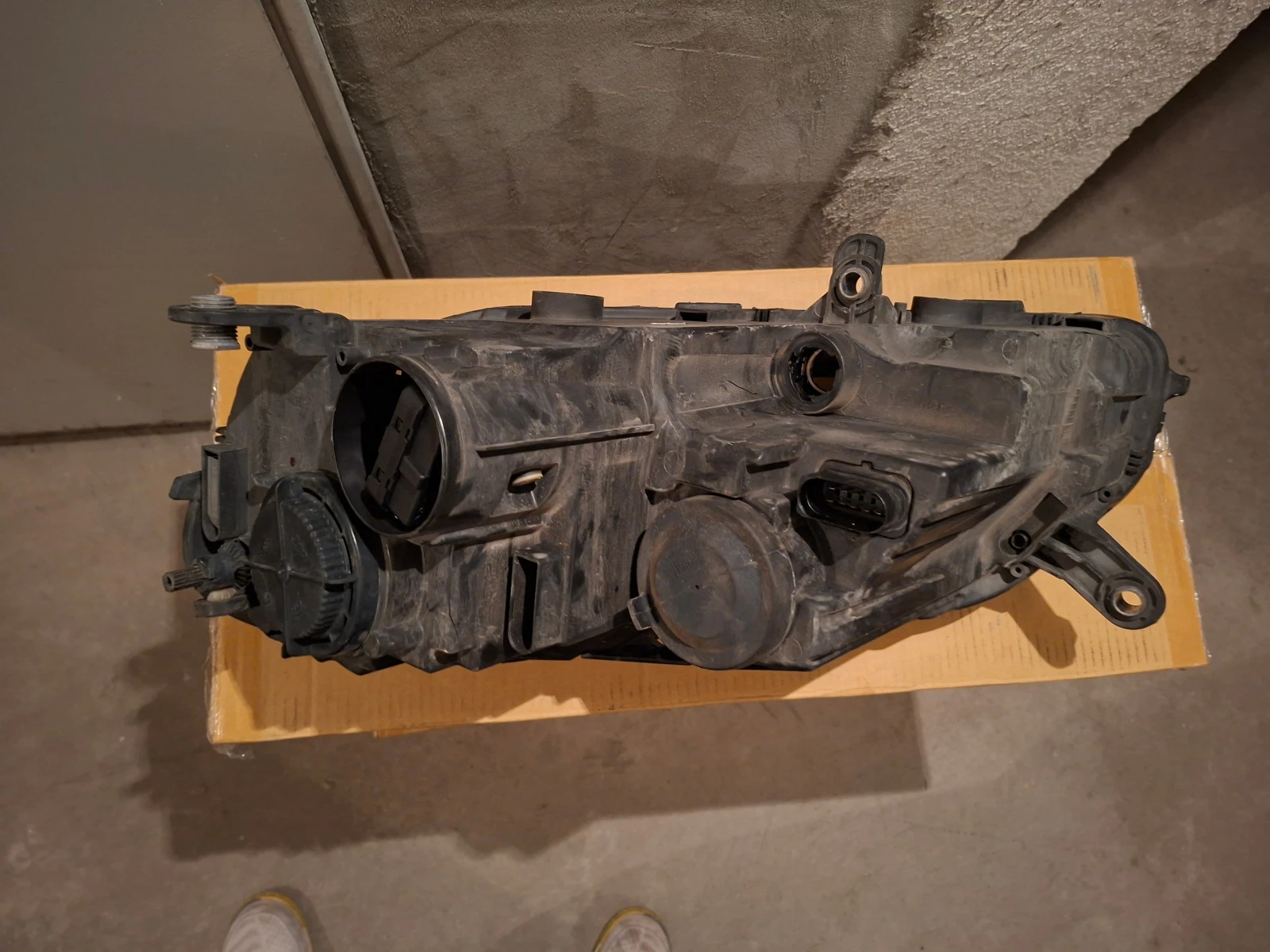 Оригинален фар Фолксваген Пасат Б7 Комби/ VW Passat B7 десен, повреден, снимка 4 - Части - 54008087