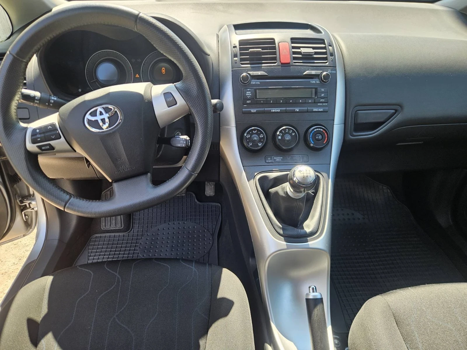 Toyota Auris Toyota Auris 1, 6 бензин 2011 - изображение 6