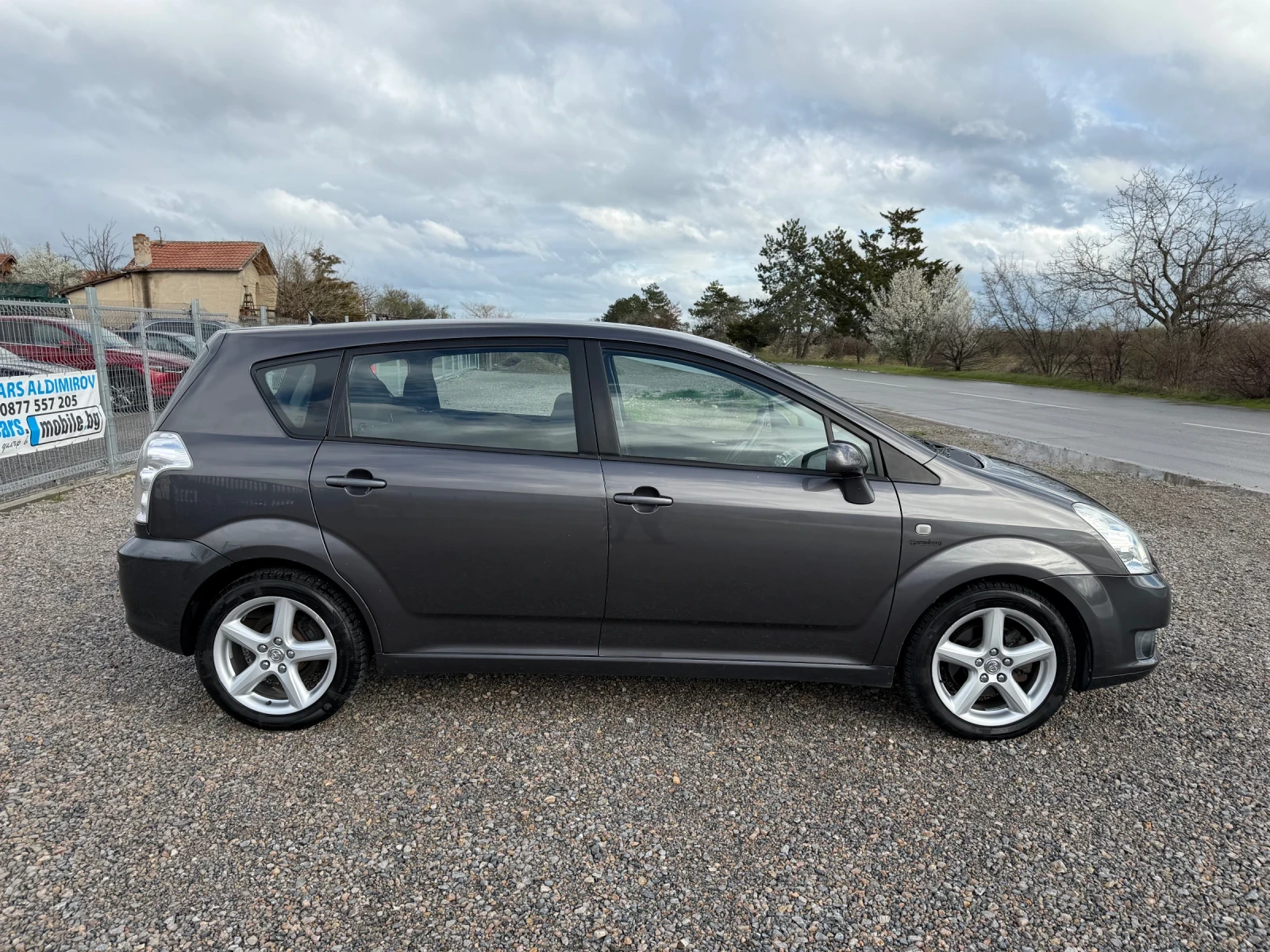 Toyota Corolla verso 2.2/136кс./КАТО НОВА, снимка 3 - Автомобили и джипове - 54069323