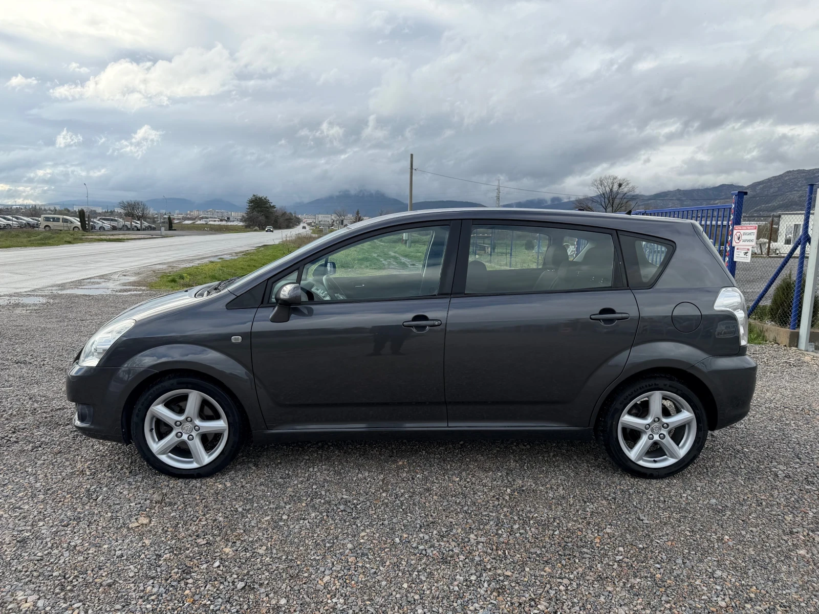 Toyota Corolla verso 2.2/136кс./КАТО НОВА, снимка 7 - Автомобили и джипове - 54069323