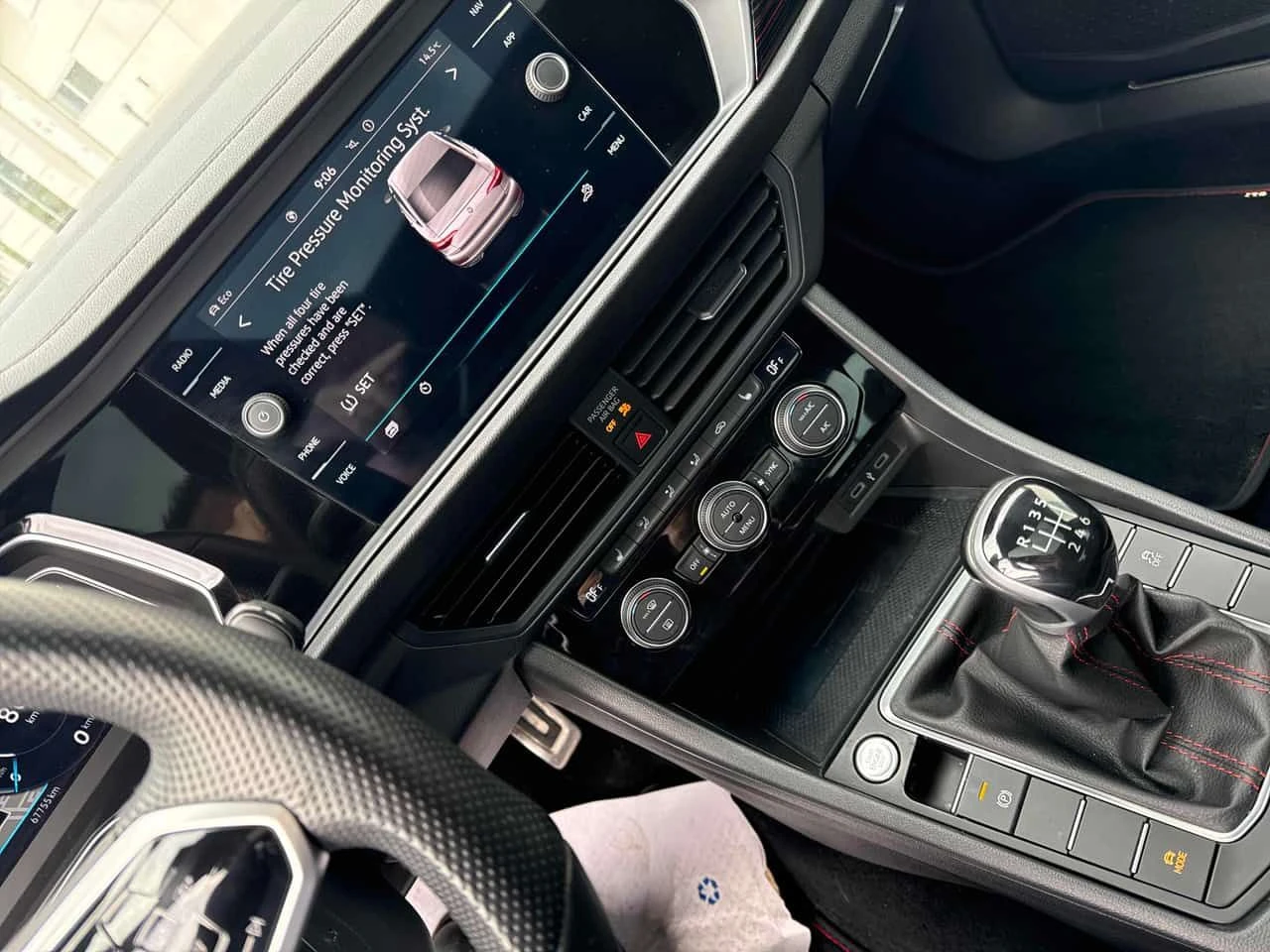 VW Jetta * Manual * GLI* PANO* ПОДГРЕВ* KEYLESS* , снимка 9 - Автомобили и джипове - 54359209