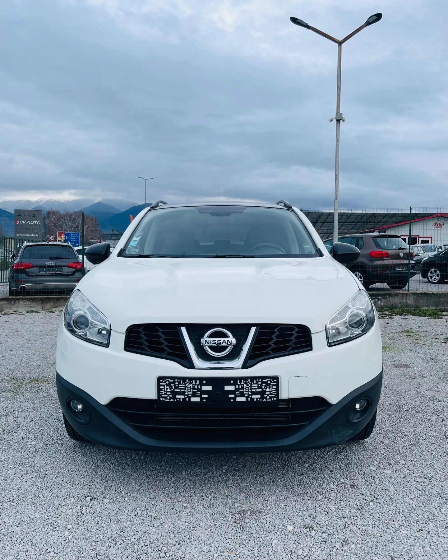 Nissan Qashqai 1.6 dci * Кожа* Панорама* Камера 360* Реални км* , снимка 2 - Автомобили и джипове - 53852359