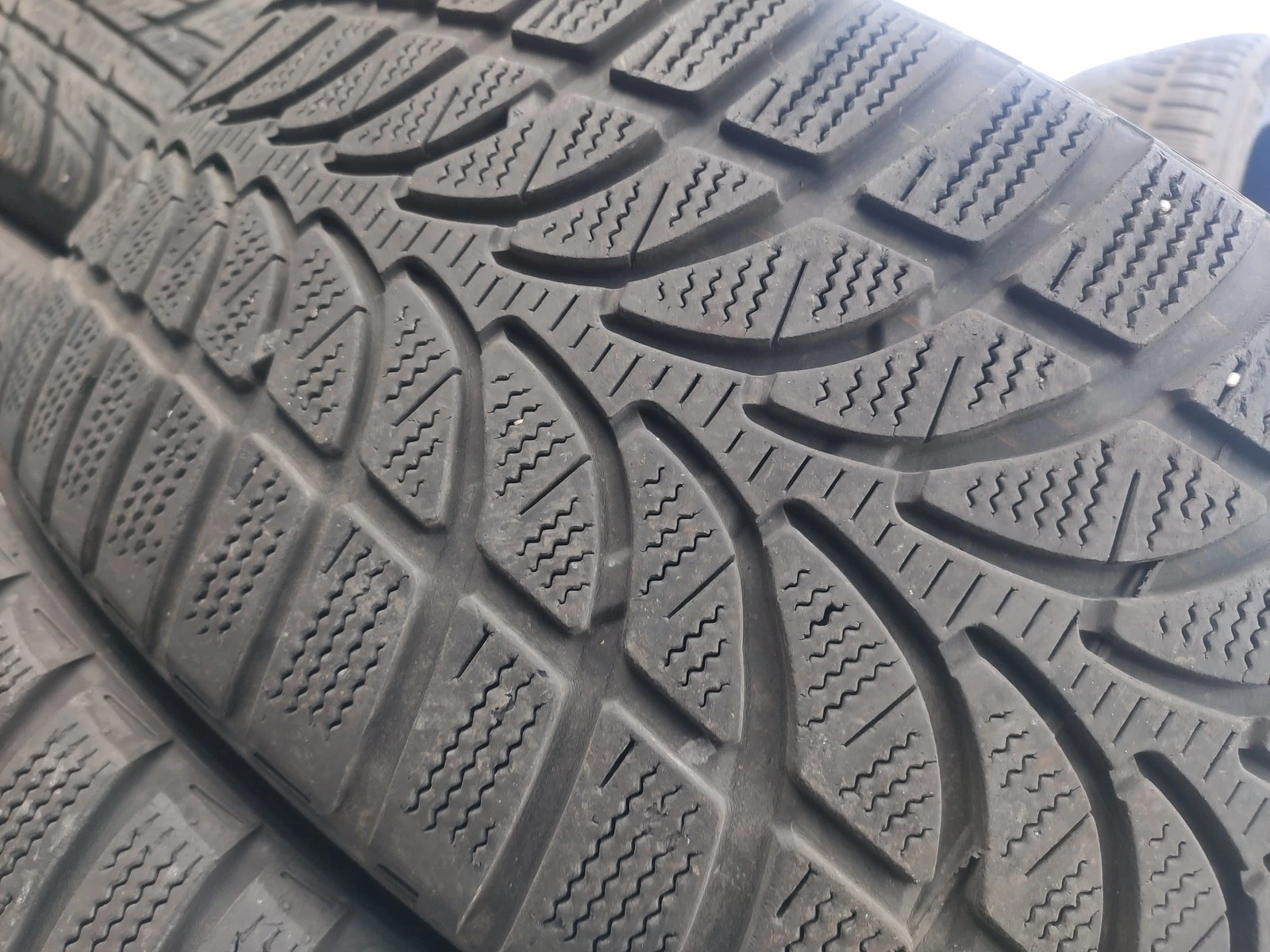 Гуми Зимни 225/45R18, снимка 3 - Гуми и джанти - 56735405