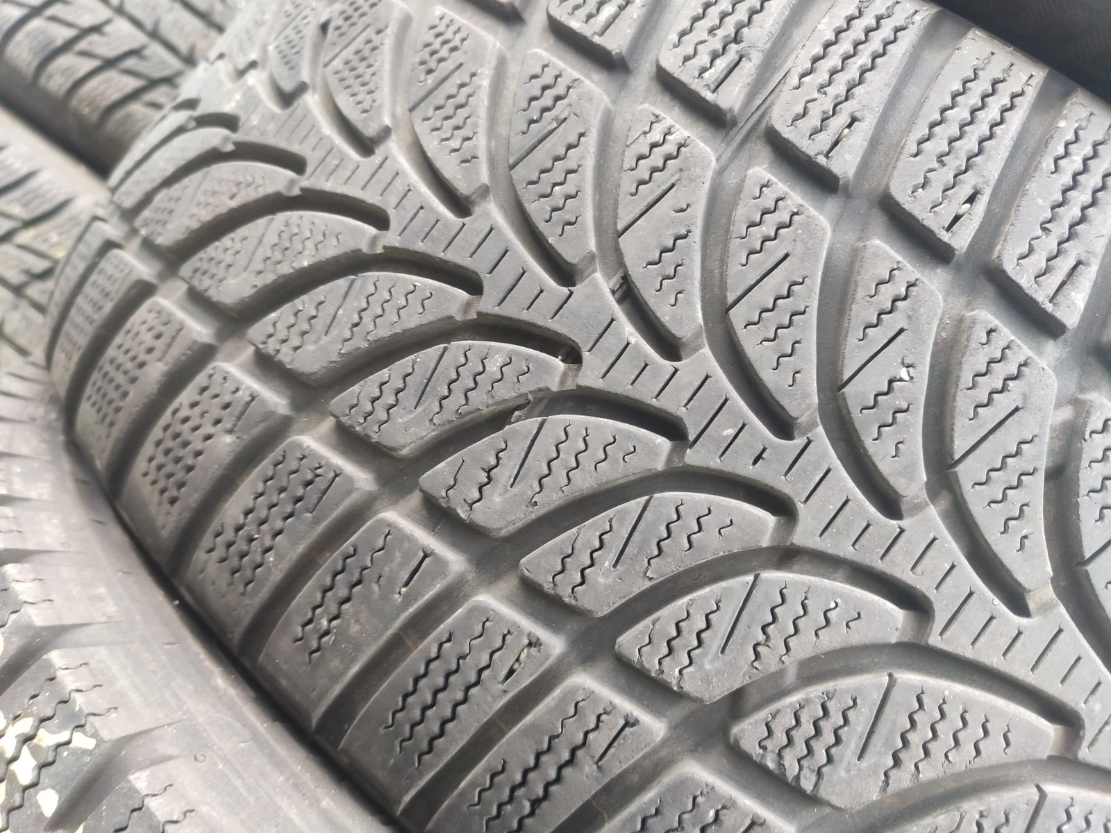 Гуми Зимни 225/45R18, снимка 4 - Гуми и джанти - 56735405