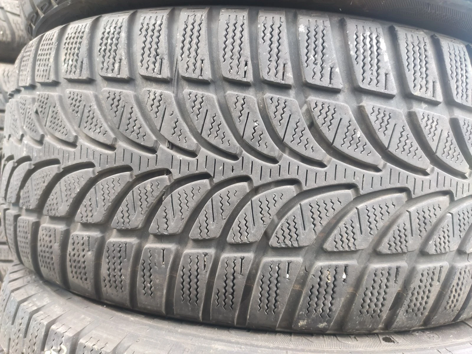 Гуми Зимни 225/45R18, снимка 2 - Гуми и джанти - 56735405