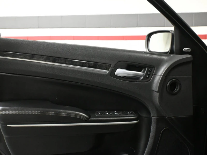 Chrysler 300c Touring L AWD * АвтоКредит* (ЦЕНА ДО БГ), снимка 10 - Автомобили и джипове - 52667106