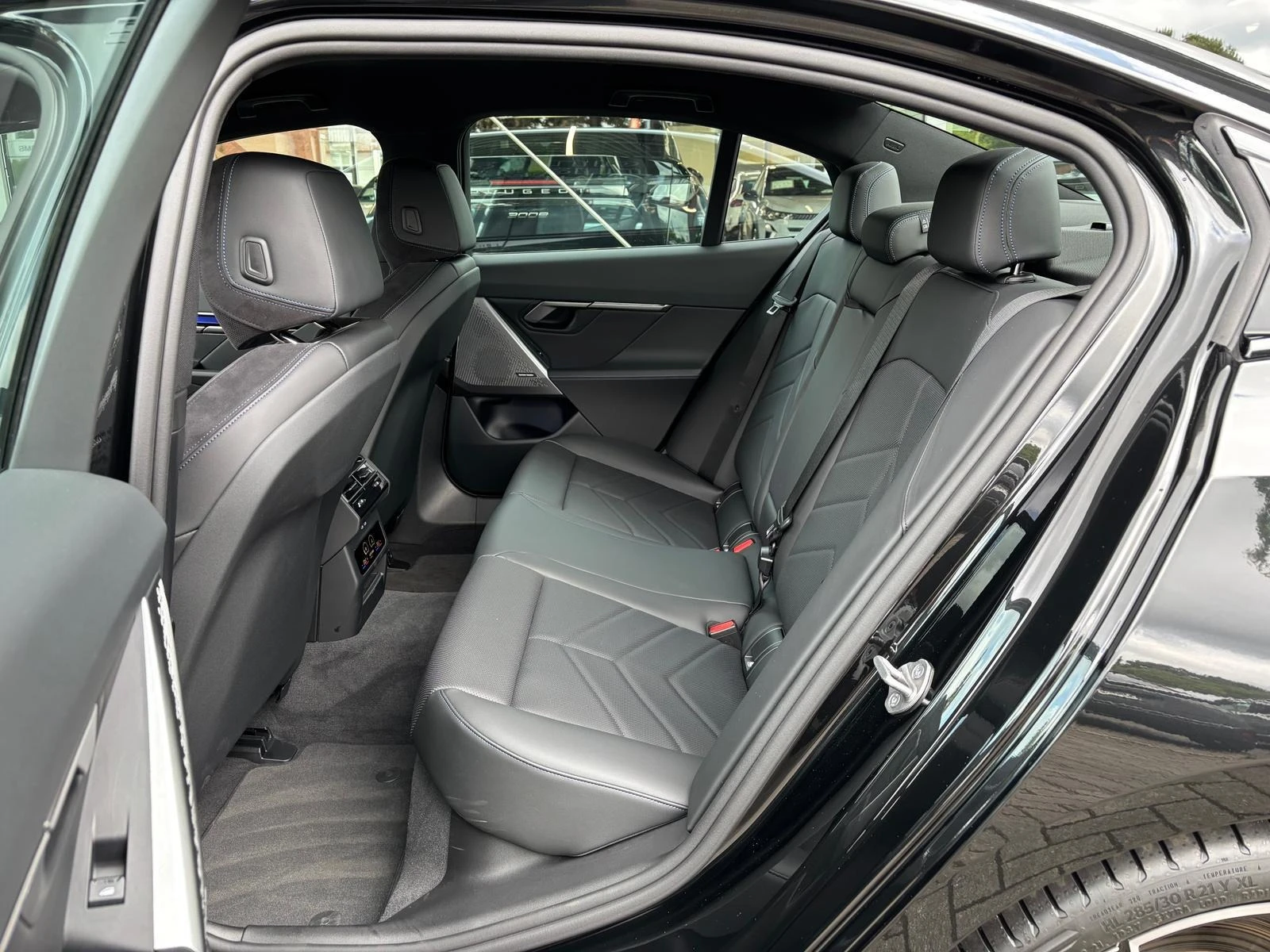 BMW i5 M60/ xDrive/ ICONIC GLOW/ H&K/ SHADOW LINE/ CAMERA - изображение 10