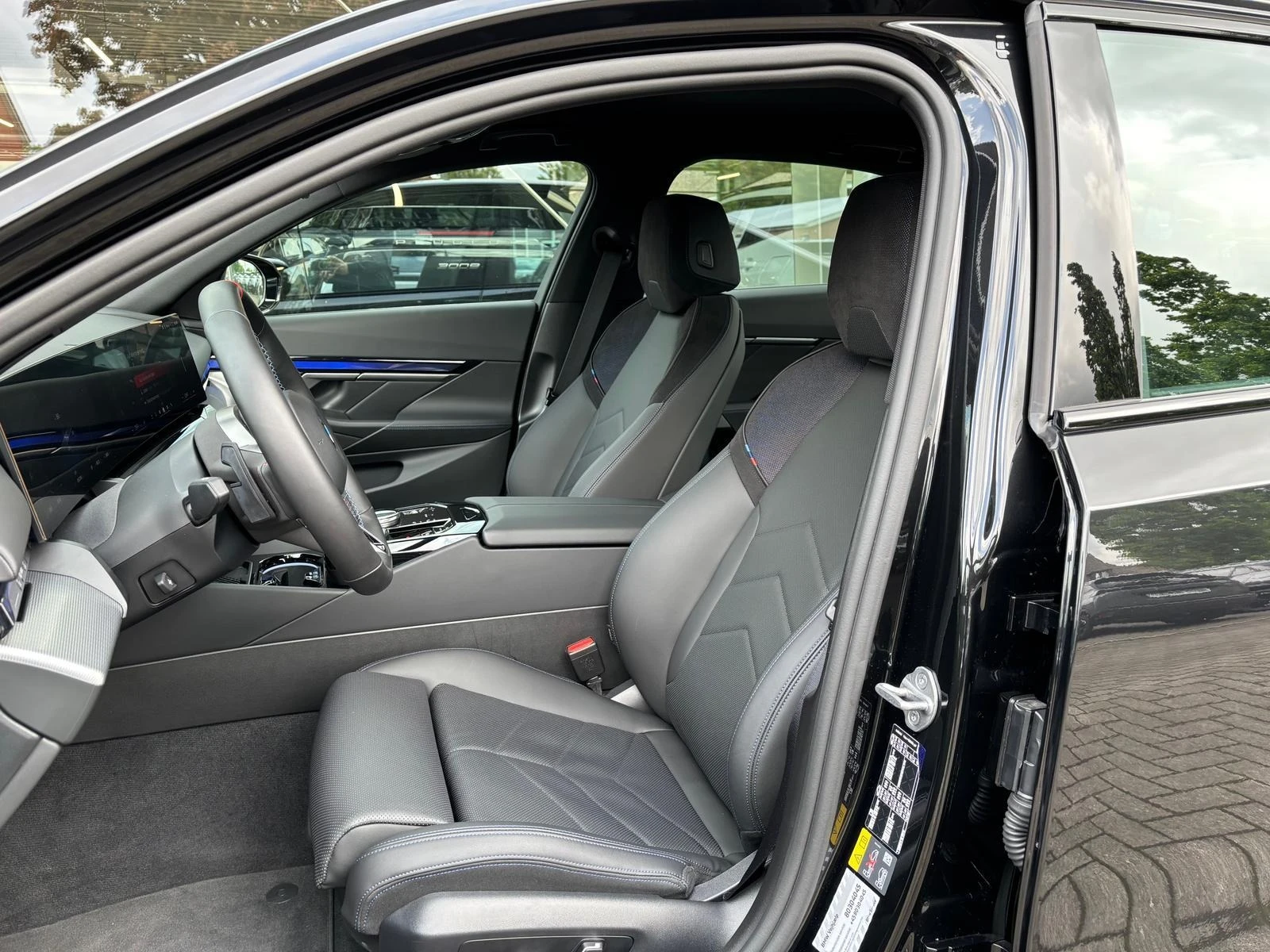 BMW i5 M60/ xDrive/ ICONIC GLOW/ H&K/ SHADOW LINE/ CAMERA - изображение 5