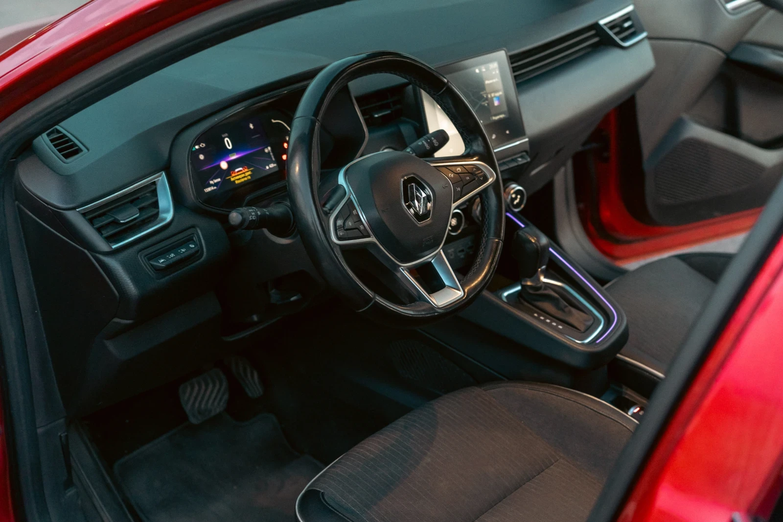 Renault Clio 1.6 E-TECH HIBRID , снимка 9 - Автомобили и джипове - 55936057