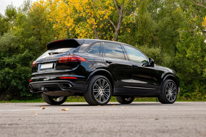Porsche Cayenne PLATINUM EDITION /ПАНО/ОБДУХ/КАМЕРА/CARPLAY, снимка 2 - Автомобили и джипове - 52285717