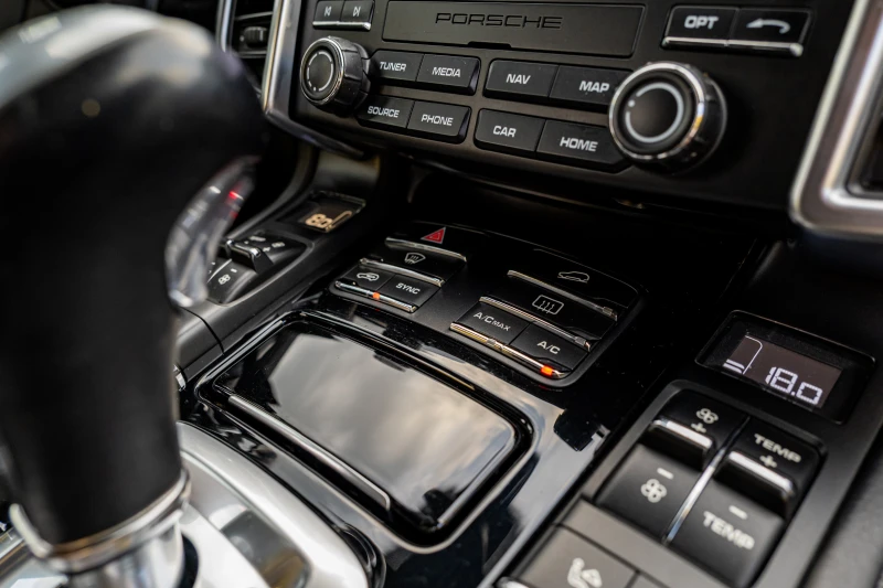 Porsche Cayenne PLATINUM EDITION /ПАНО/ОБДУХ/КАМЕРА/CARPLAY, снимка 10 - Автомобили и джипове - 52285717