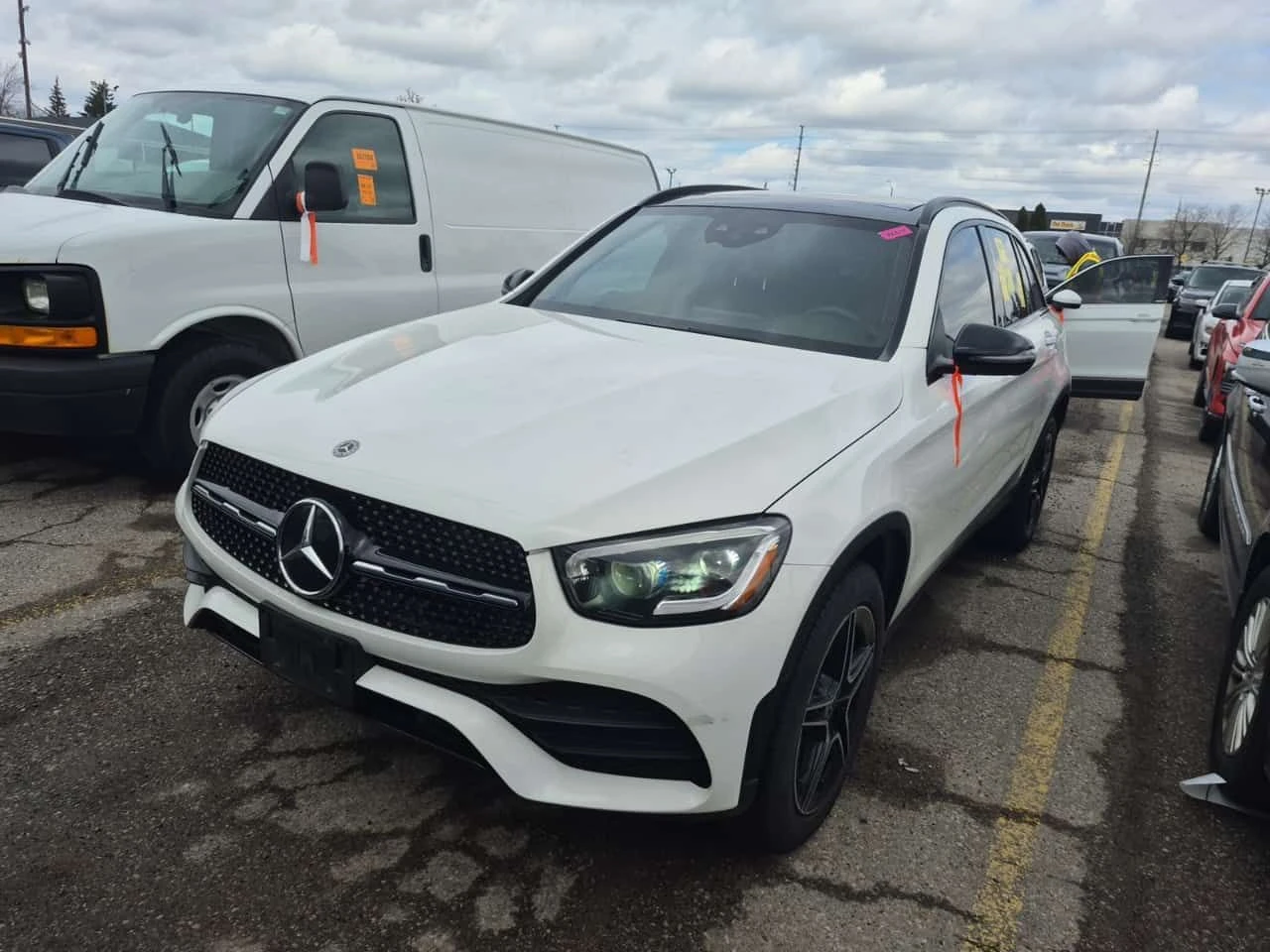 Mercedes-Benz GLC 300 CARFAX/ДИГИТАЛЕН КМ./2 КЛЮЧА/ПАНО/ПОДГРЕВ/ПАМЕТ, снимка 2 - Автомобили и джипове - 54116044