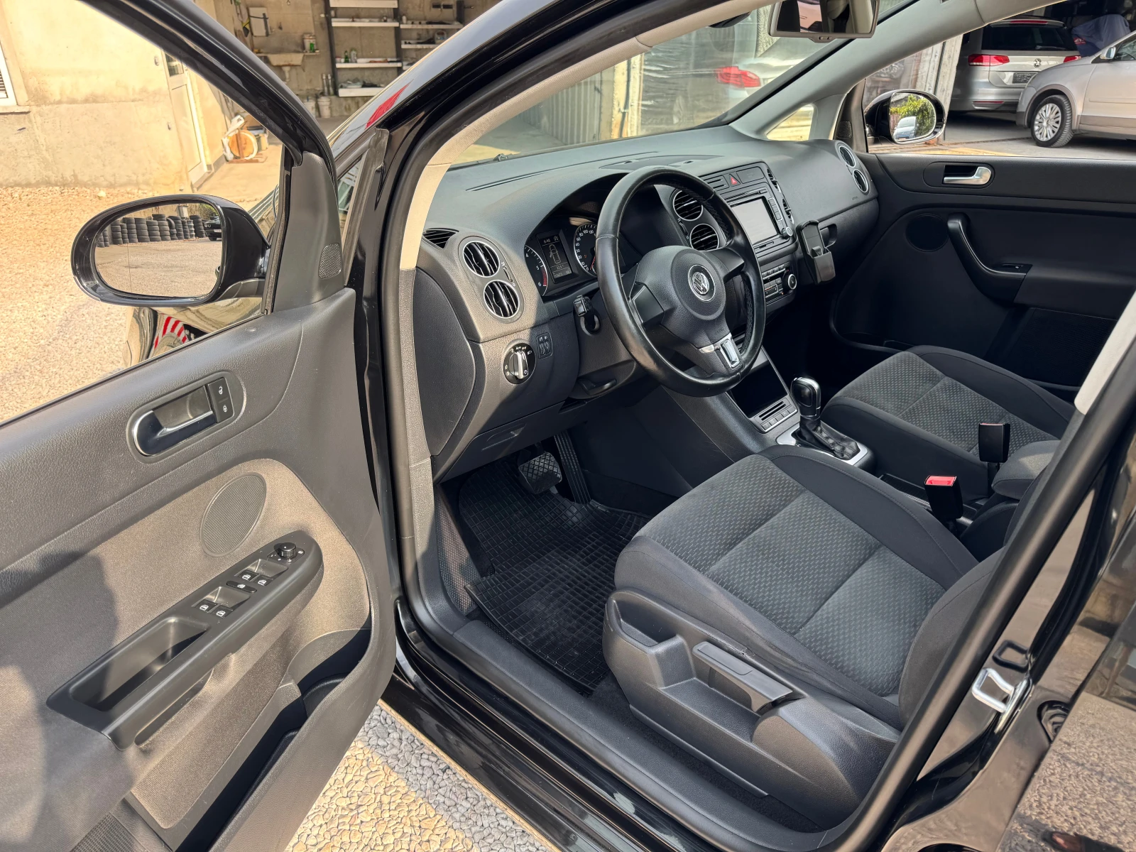 VW Golf Plus 1.6TDI-АВТОМАТИК, снимка 12 - Автомобили и джипове - 55790462