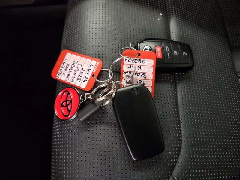 Toyota Sequoia * Platinum 4WD * CARFAX * БЕЗ ПЪРВОНАЧАЛНА ВНОСКА, снимка 11 - Автомобили и джипове - 53024043