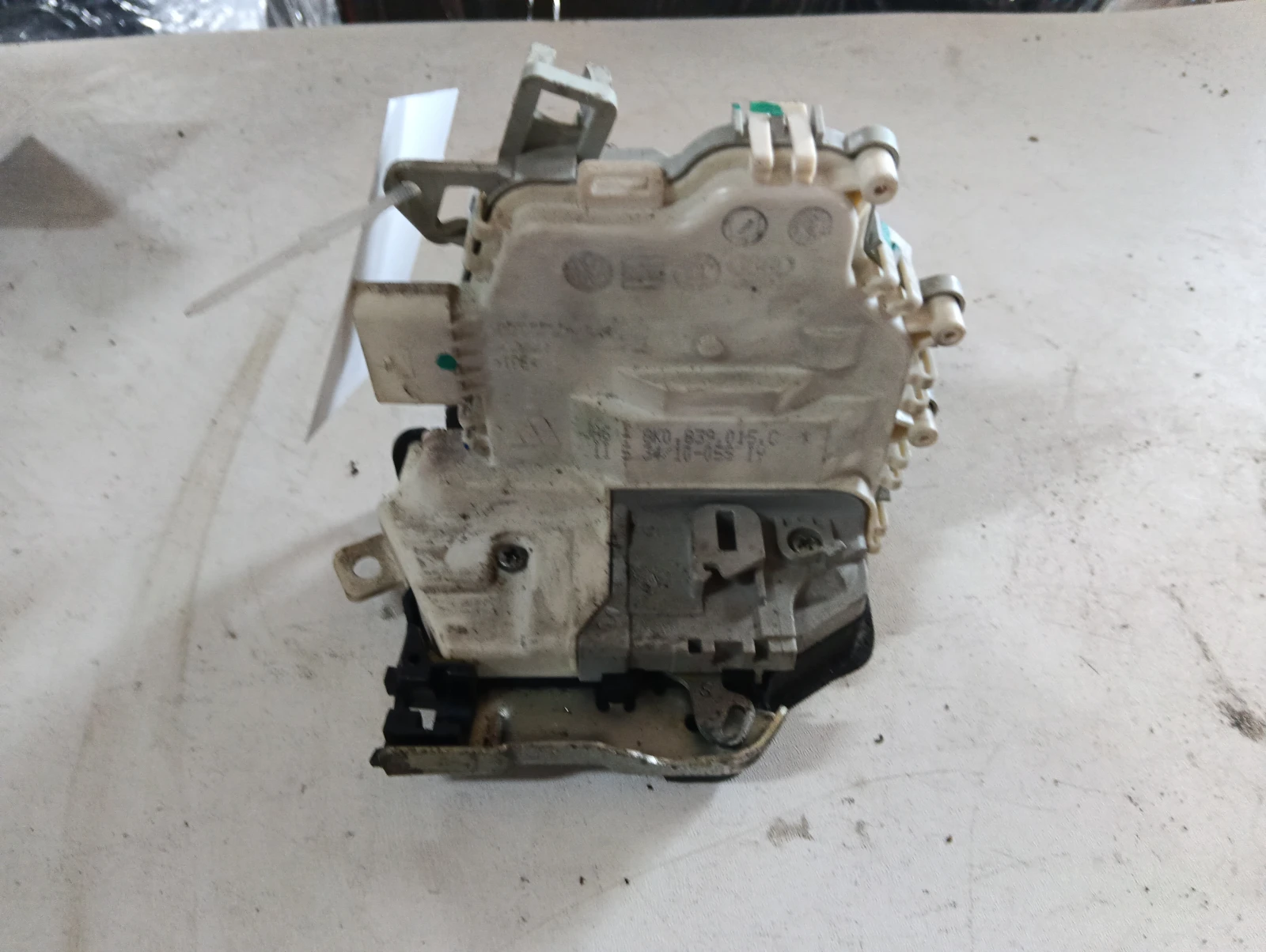 брава (задна лява) 8K0839015C Audi A8