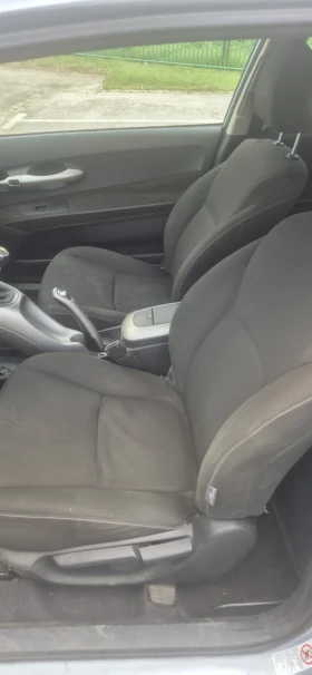 Toyota Auris Лек, снимка 7
