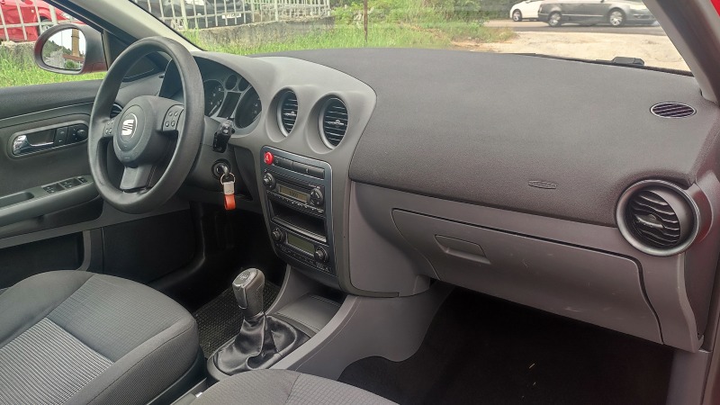 Seat Ibiza 1.4i, снимка 8 - Автомобили и джипове - 41515933