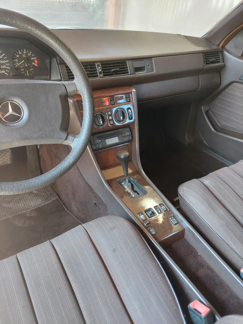 Mercedes-Benz 124 300ce, снимка 8 - Автомобили и джипове - 47626232