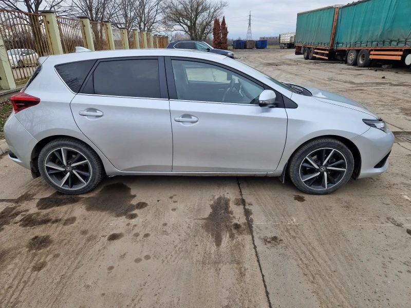 Toyota Auris Бензин, снимка 2 - Автомобили и джипове - 53504238