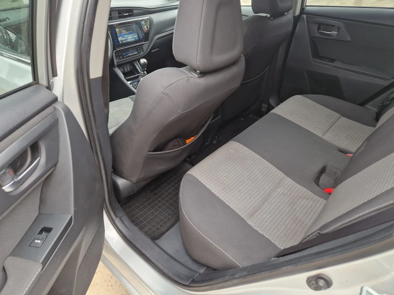 Toyota Auris Бензин, снимка 6 - Автомобили и джипове - 53504238