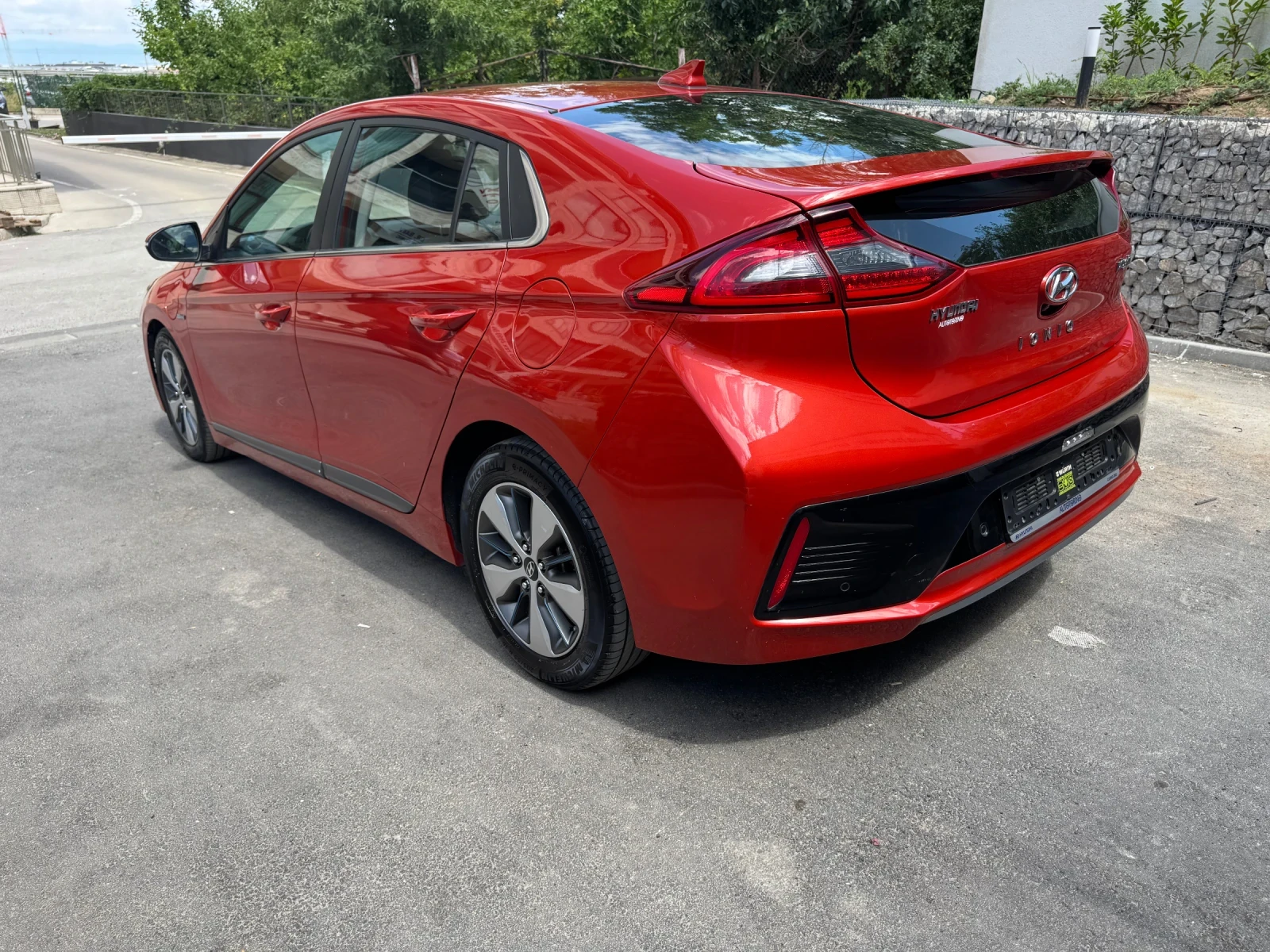 Hyundai Ioniq LED* КОЖА* КАМЕРА* ПОДГРЕВ* ОБДУХВАНЕ* ЛЮК*  - изображение 6