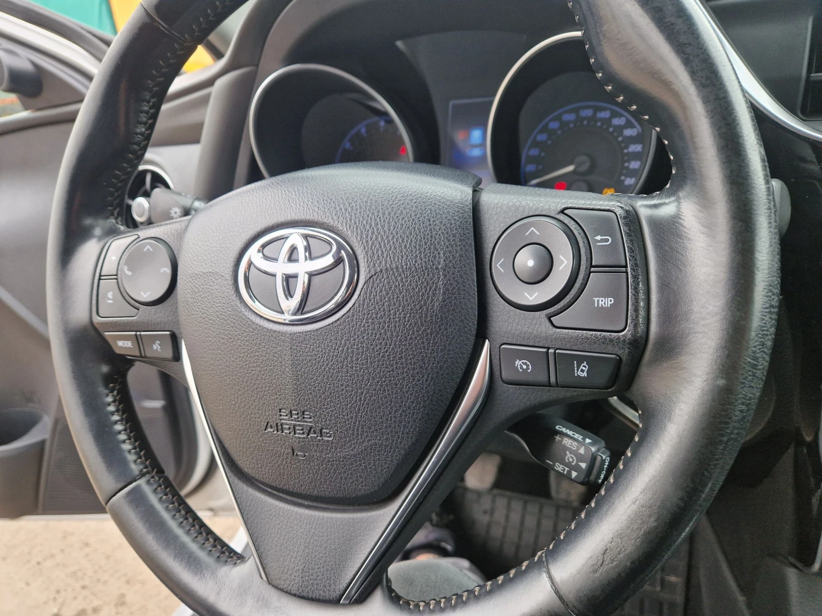 Toyota Auris Бензин, снимка 12 - Автомобили и джипове - 53504238