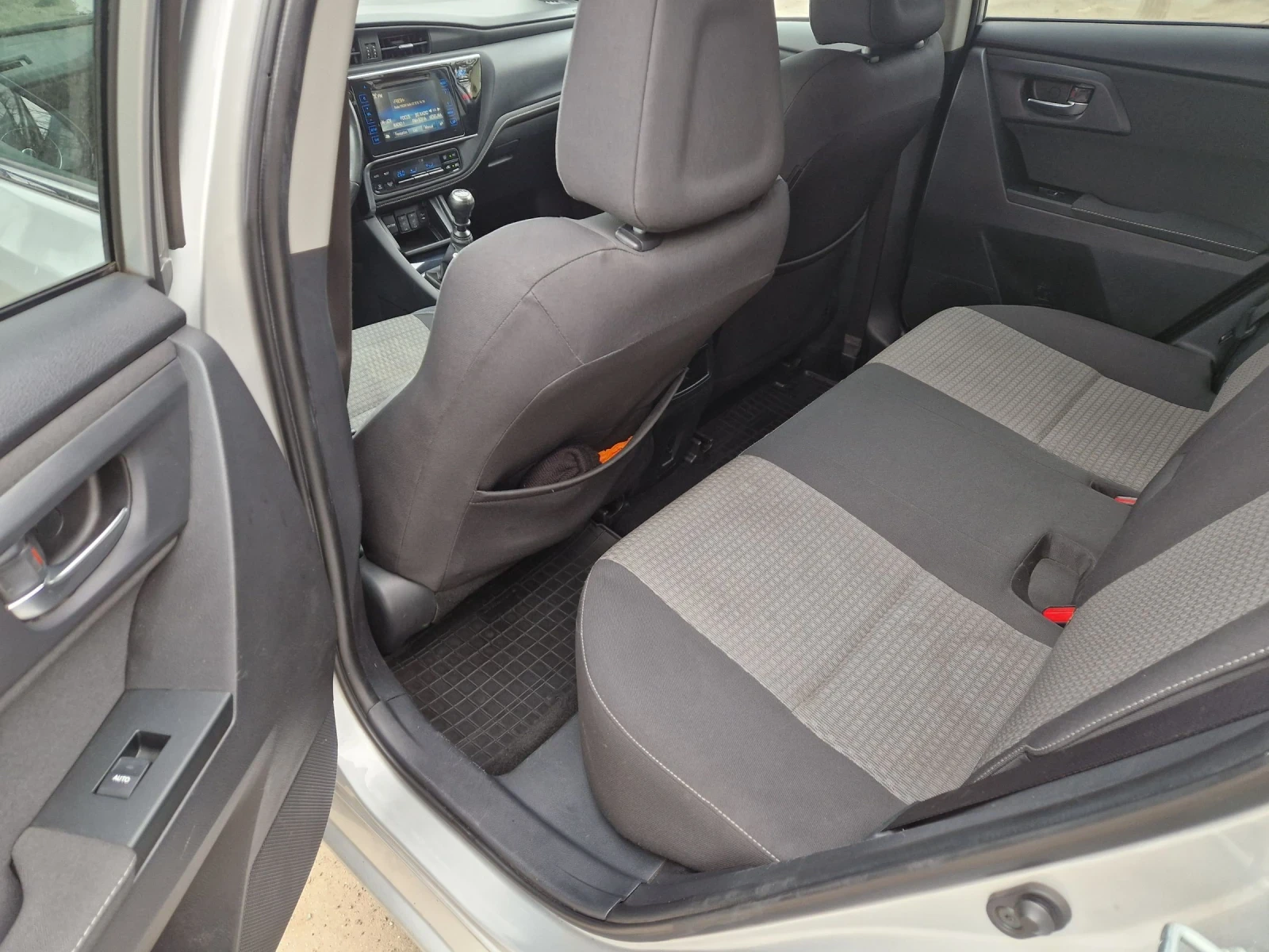 Toyota Auris Бензин, снимка 6 - Автомобили и джипове - 53504238