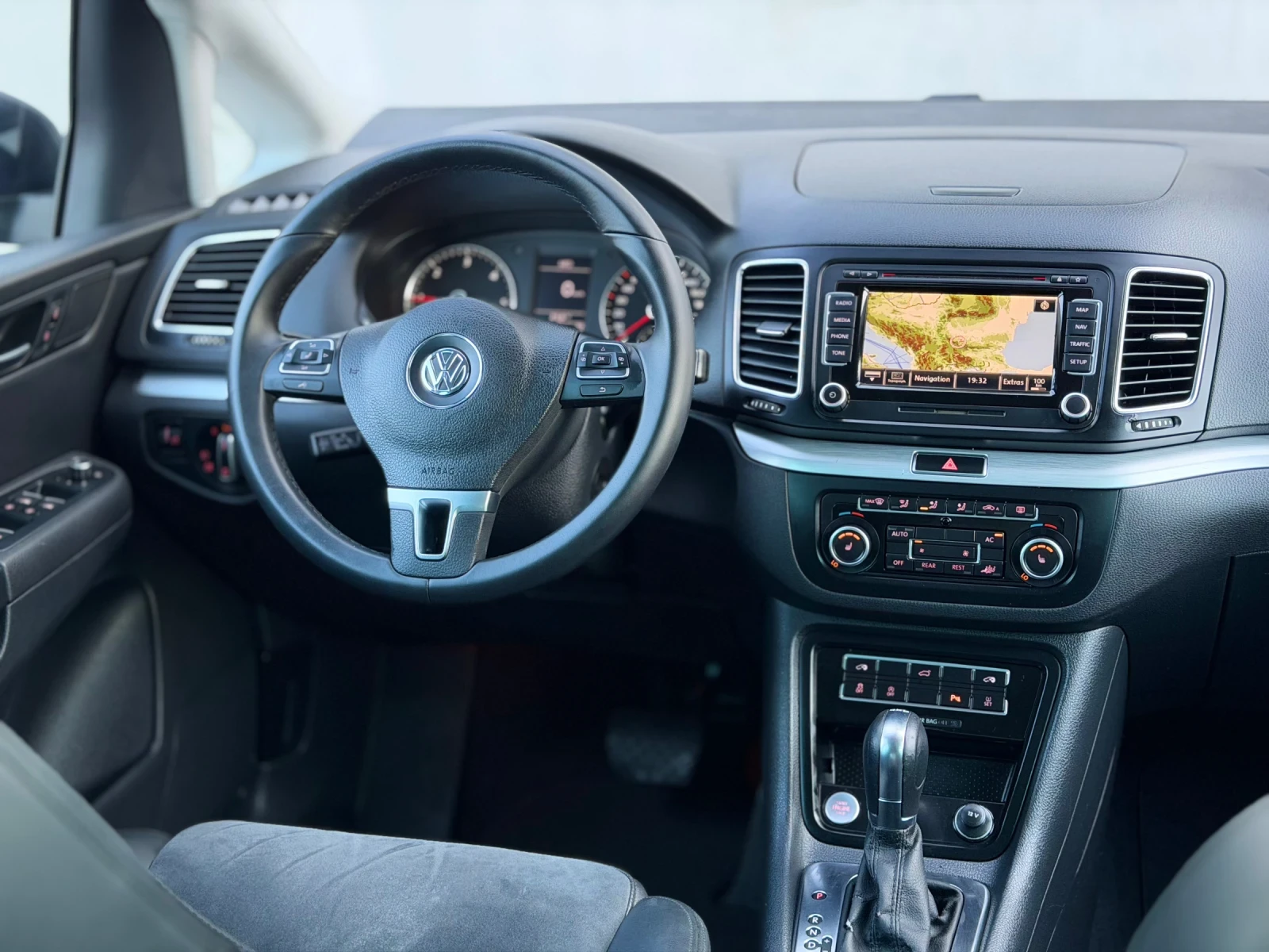 VW Sharan 2.0TDi~170hp~DSG~KEYLESS GO, снимка 11 - Автомобили и джипове - 55809843