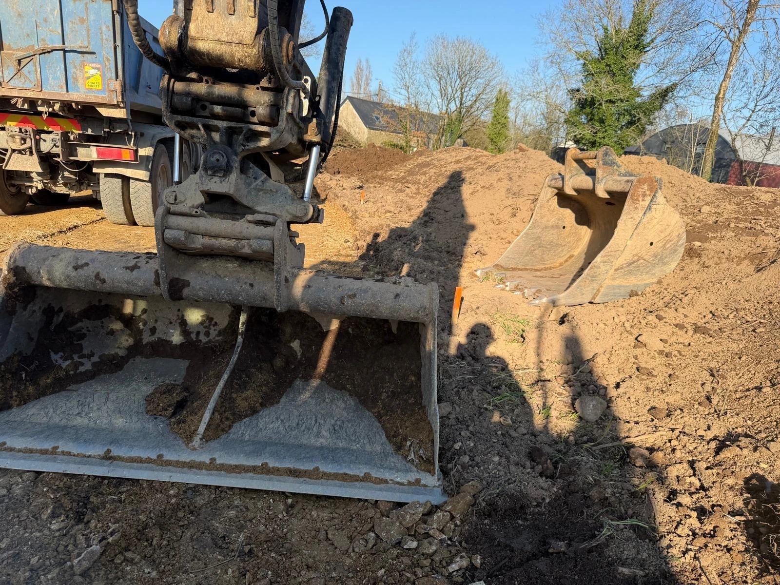 Багер Volvo EC 220 EL + 3 КОФИ ЛИЗИНГ, снимка 2 - Индустриална техника - 54194850