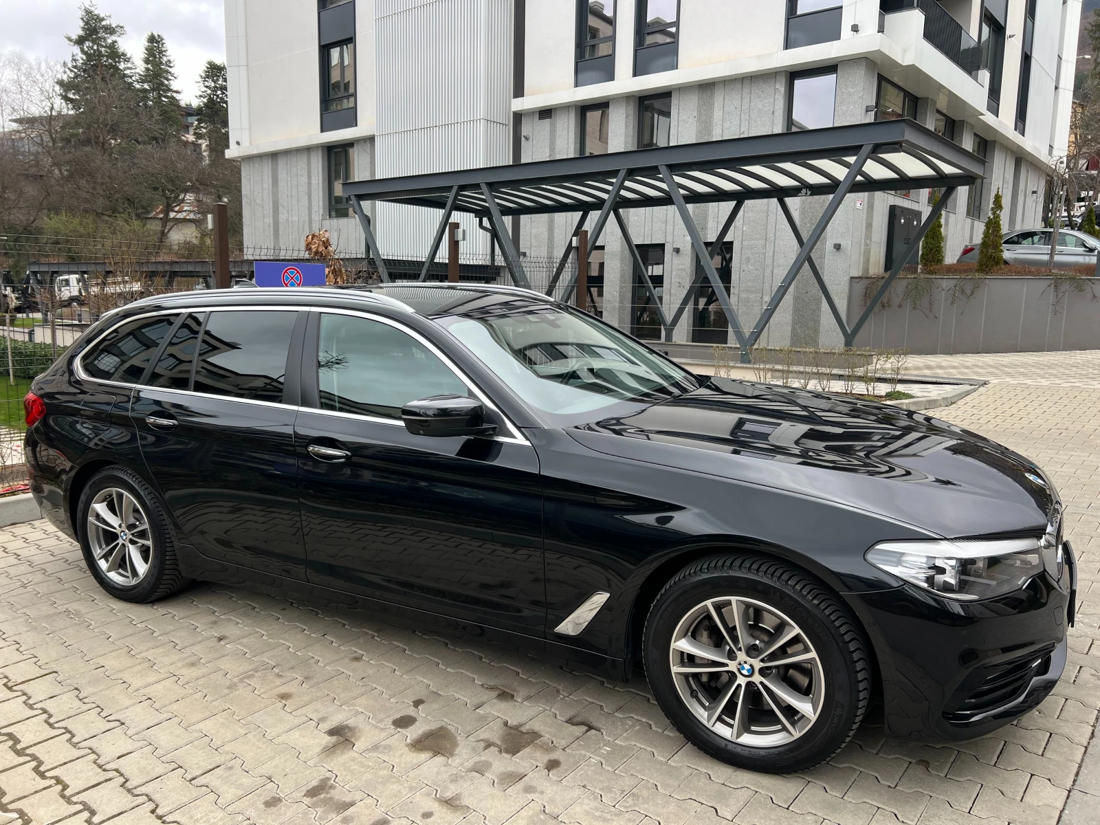 BMW 530 x-Drive* Head-up* 360 Cam* Adaptive, снимка 3 - Автомобили и джипове - 54829399