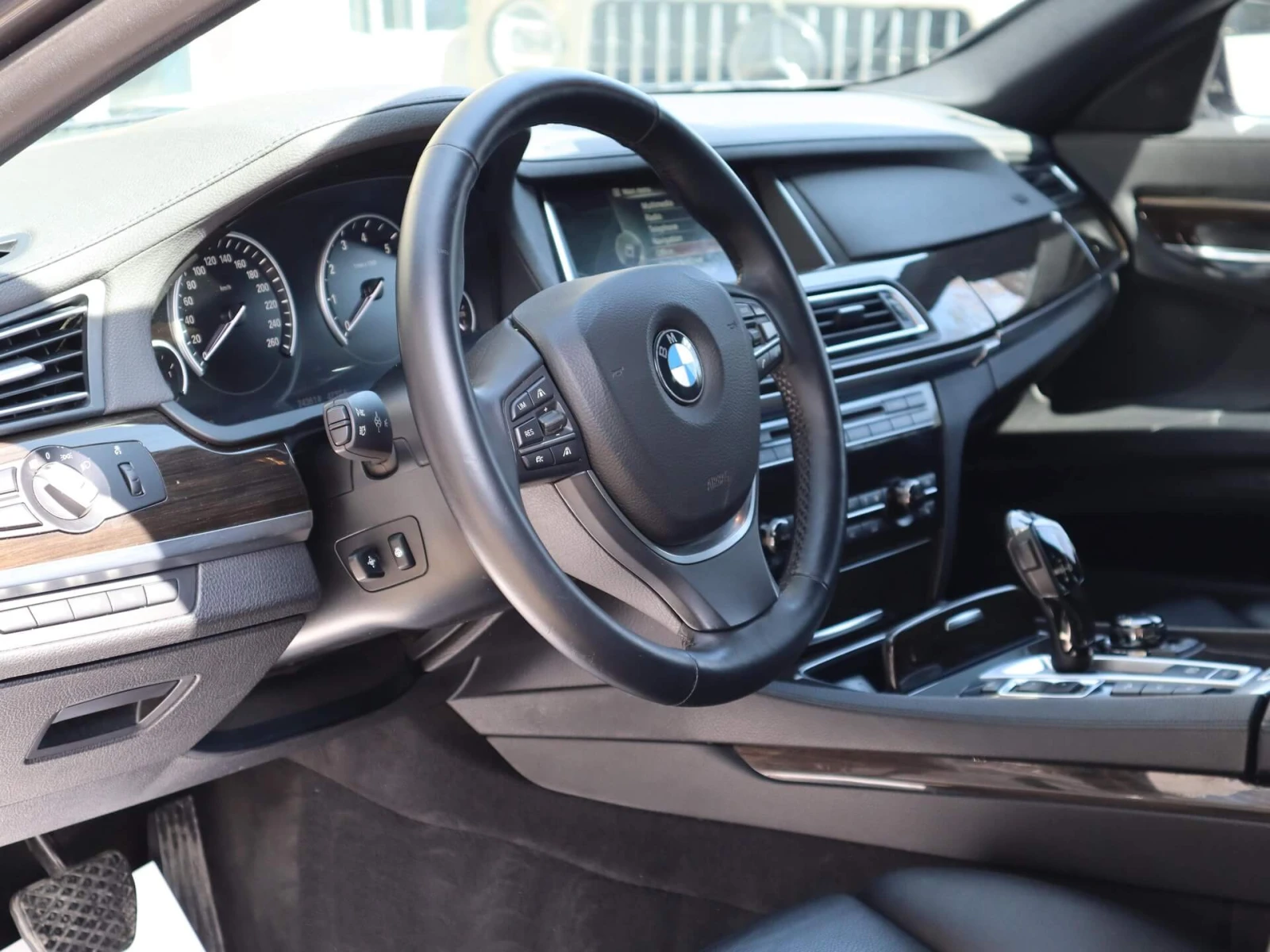 BMW 750 IL/xDrive/Камера/Шибедах/HuD/Distronic - изображение 7