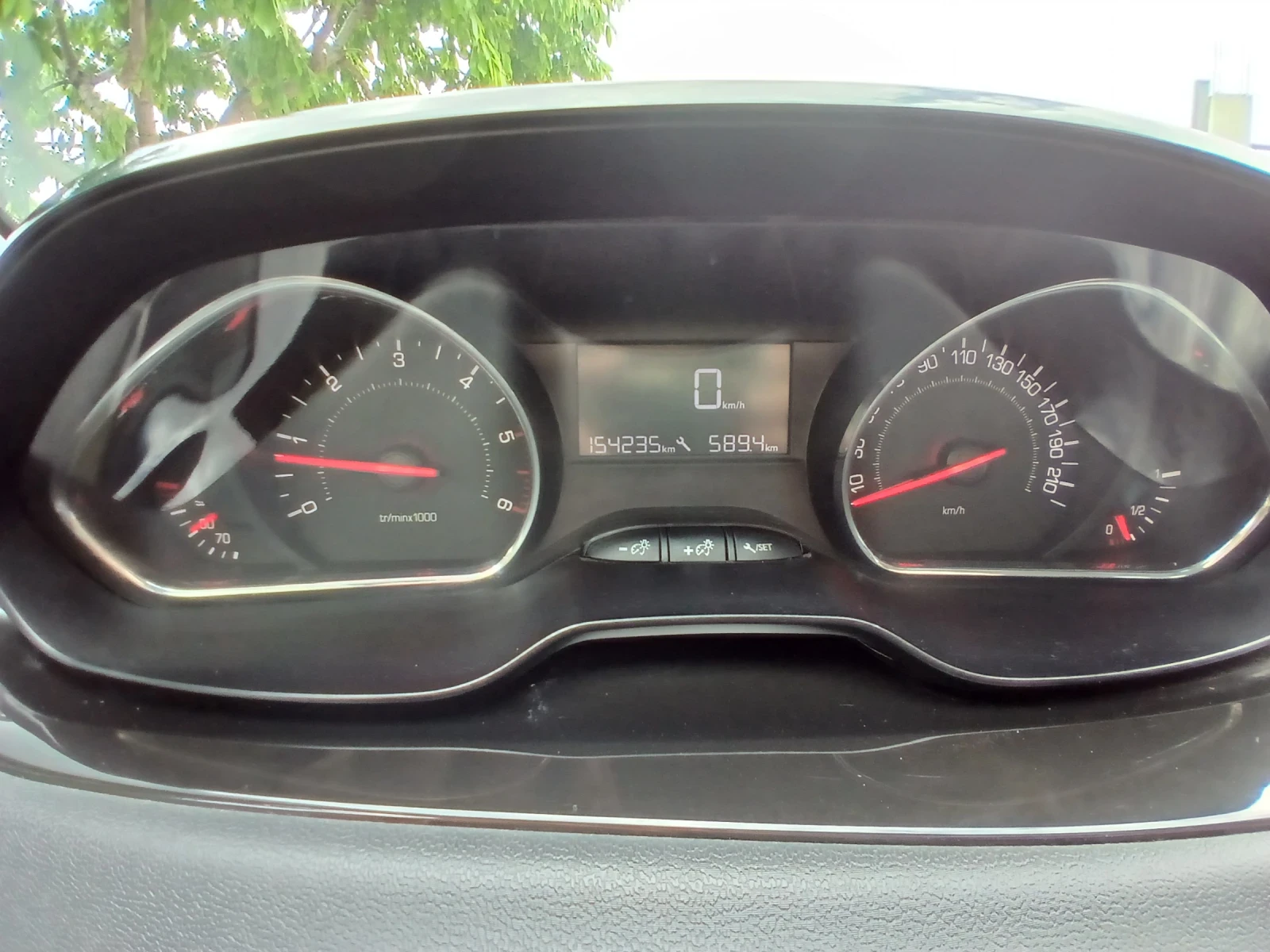 Peugeot 208 1.4/67к./ Перфектно състояние! - изображение 8