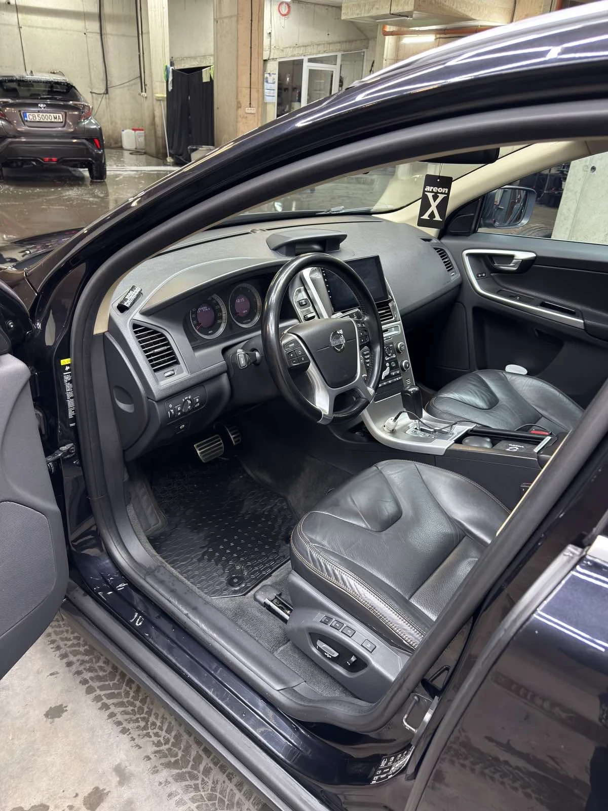 Volvo XC60 2.4 D5, снимка 2 - Автомобили и джипове - 56515024