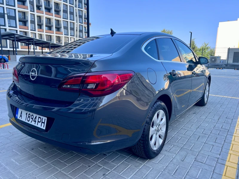 Opel Astra J 1.6 116к.с. НАВИ/Завиващи Фарове/Парктроници, снимка 4 - Автомобили и джипове - 47210362