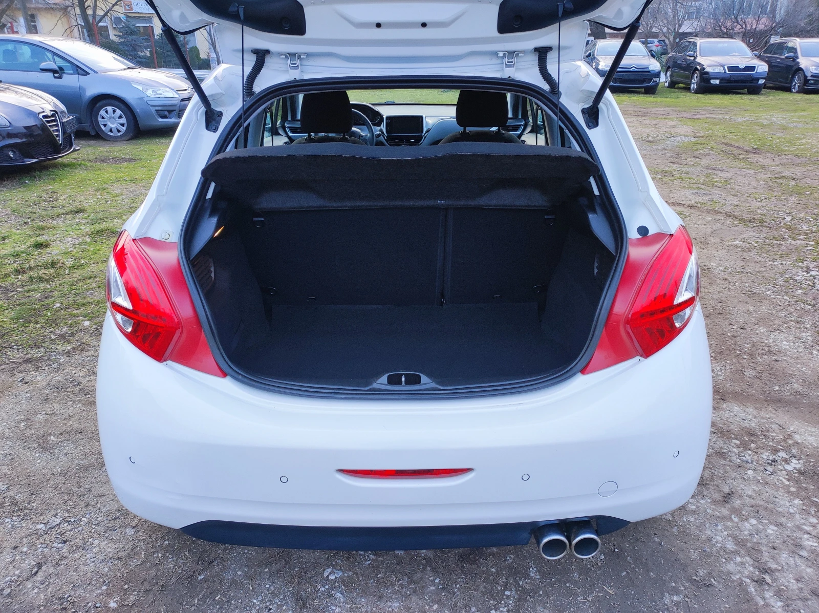 Peugeot 208 1.6E-HDi 115к.с. 6ск. euro5 bez adblue, снимка 14 - Автомобили и джипове - 53735550