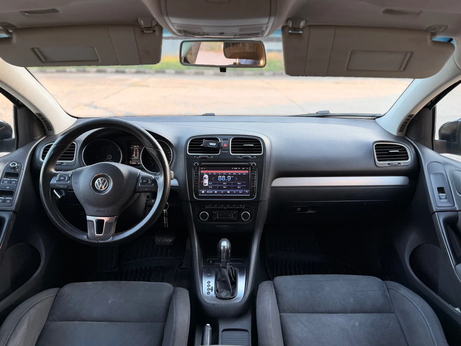 VW Golf 2.0TDI/АВТОМАТИК/ОБСЛУЖЕН, снимка 10 - Автомобили и джипове - 54430311