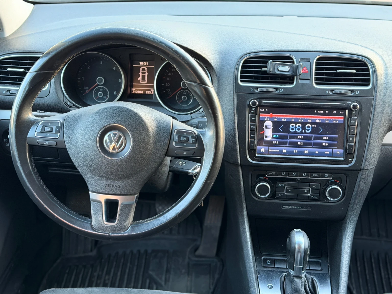 VW Golf 2.0TDI/АВТОМАТИК/ОБСЛУЖЕН, снимка 12 - Автомобили и джипове - 54430311