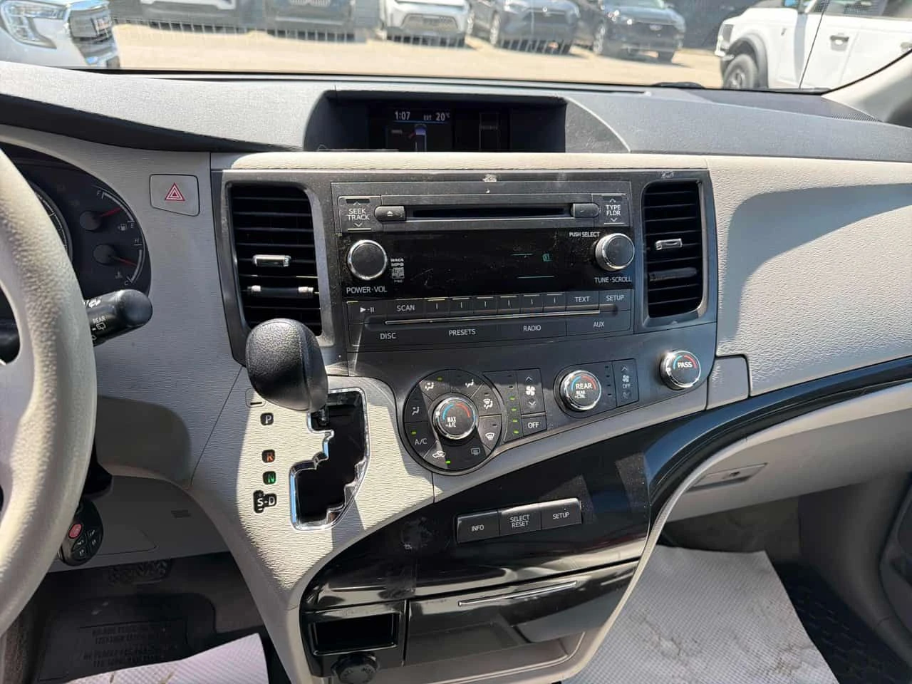 Toyota Sienna * LE * АВТОКРЕДИТ БЕЗ ПЪРВОНАЧАЛНА ВНОСКА* , снимка 9 - Автомобили и джипове - 55146748