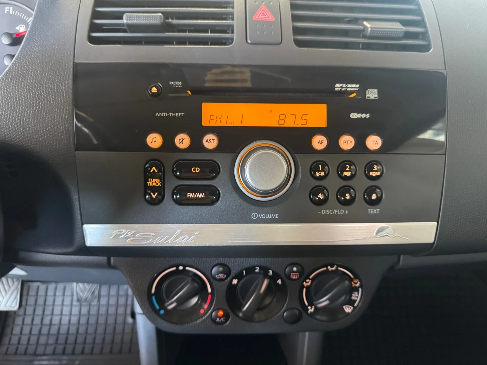 Suzuki Swift Климатик 4x4 Keyless Piz Sulai, снимка 13 - Автомобили и джипове - 55303849