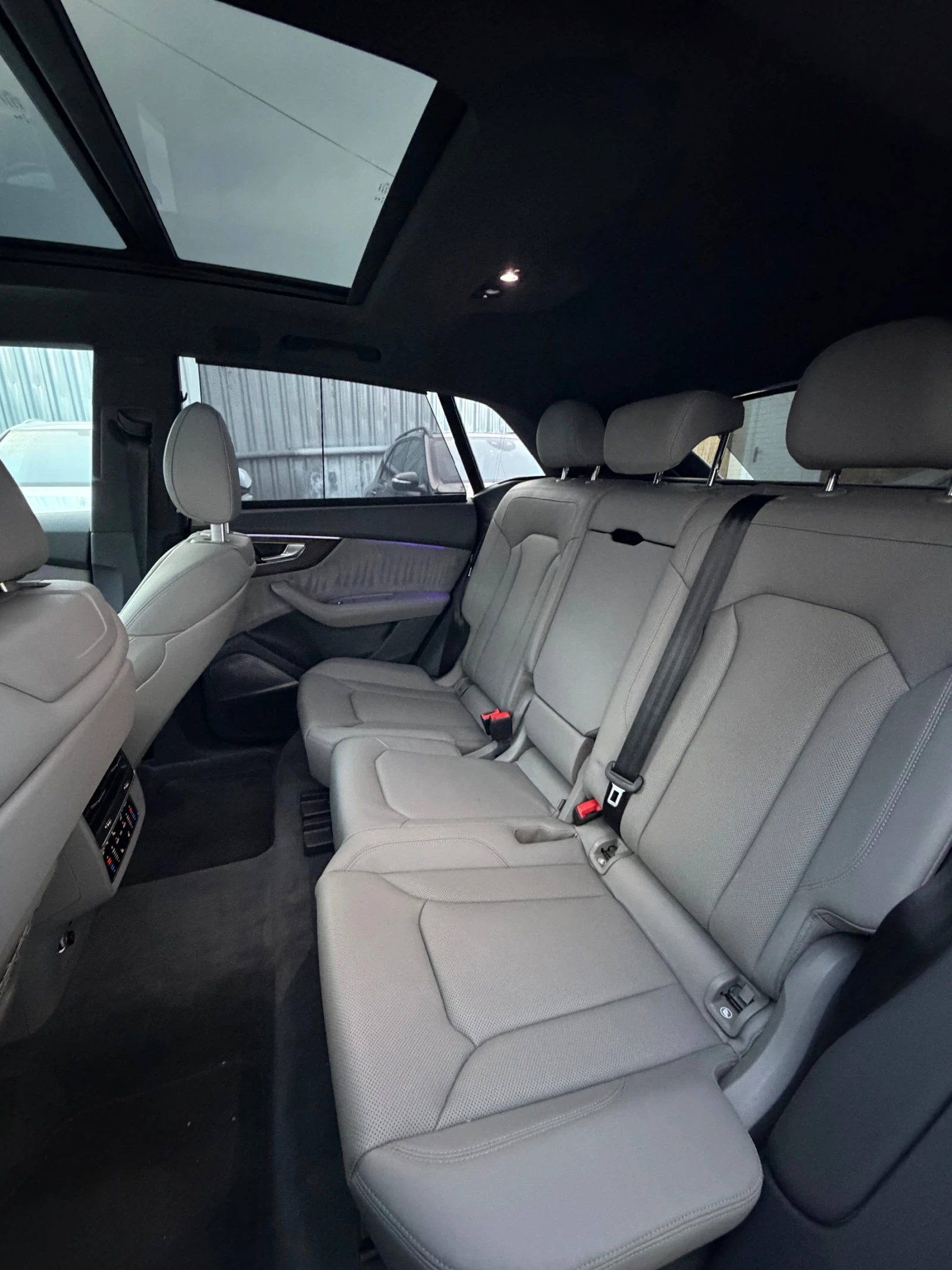 Audi Q8 55 TFSI   MATRIX   94хил км   B&O 3D    вакум, снимка 7 - Автомобили и джипове - 56200949