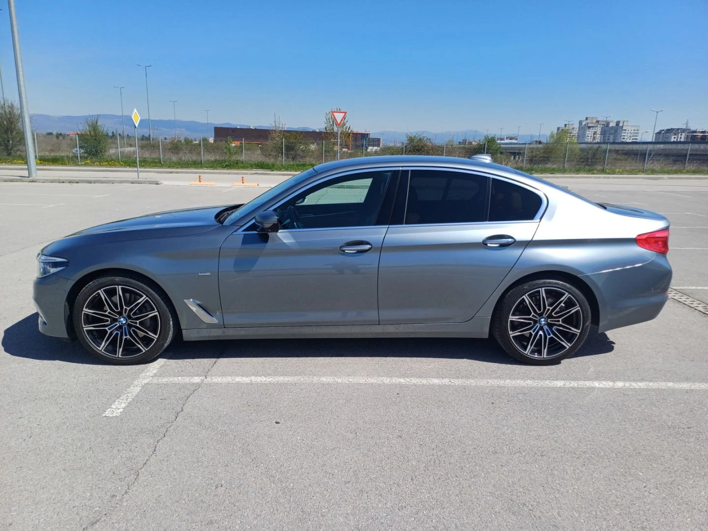 BMW 530 i хDrive/Luxury/Камера 360/, снимка 15 - Автомобили и джипове - 54875227